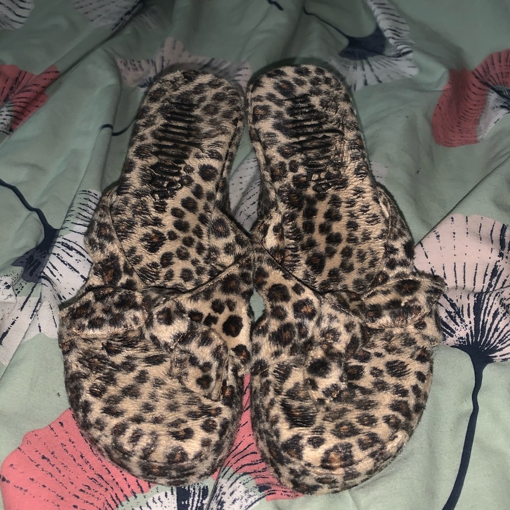AMAZING 90s faux leopard wedges